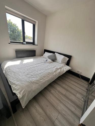 a bedroom with a large bed and a window at 2 Double Bedrooms 1 Bathroom Near Train Station in Birmingham