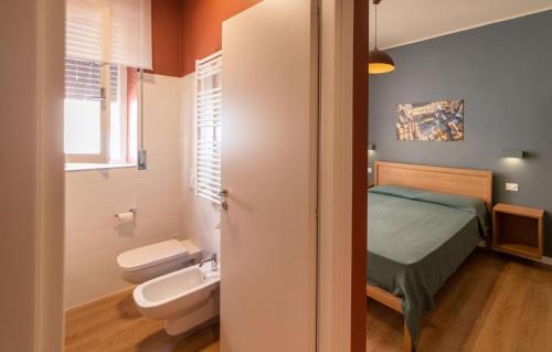 een badkamer met een bed, een toilet en een wastafel bij A Due Passi dal Mare Stanza N2 in Porto Ercole
