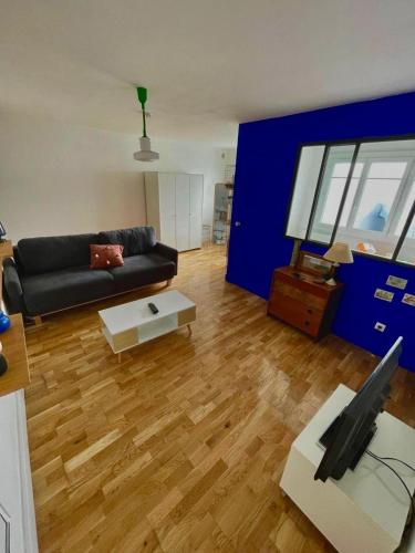Large 2-Room Air-Conditioned with Terrace - Near Train Station