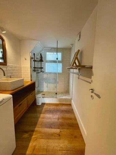 une salle de bain avec une douche, un lavabo et des toilettes dans l'établissement Large 2-Room Air-Conditioned with Terrace - Near Train Station, à Toulouse