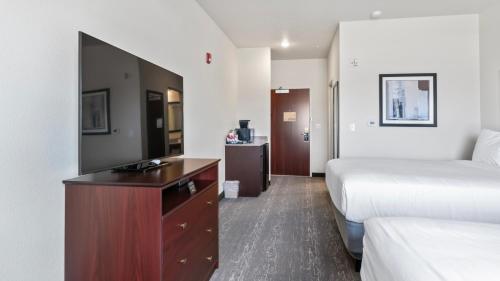 Postel nebo postele na pokoji v ubytování Cobblestone Inn & Suites - Julesburg
