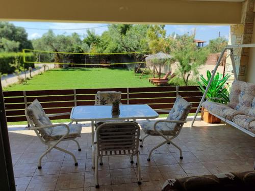 A balcony or terrace at George's family friendly maisonette with great exterior