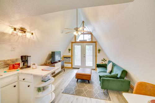 un soggiorno con divano verde e scrivania di Walk to Lake Taneycomo Cabin with Deck and Fire Pit! a Rockaway Beach
