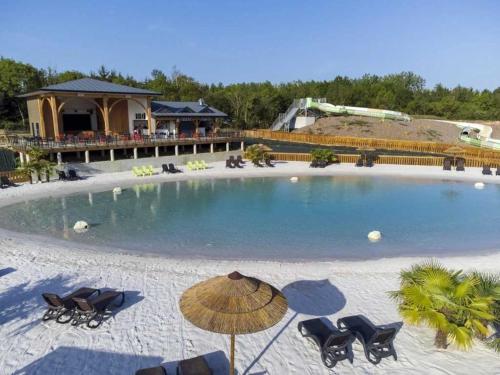 une grande piscine avec des chaises et un parasol dans l'établissement Camping 4 étoiles - Piscine - eehi00, à Aubigny
