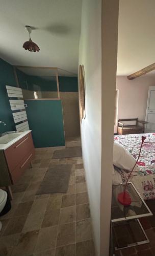 a room with a bedroom with a bed and a bathroom at Silence et Reconnexion in Mormoiron