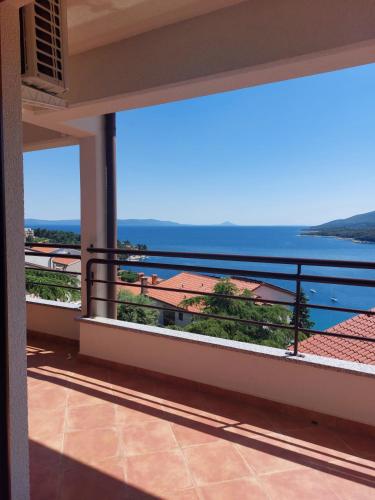 ein Balkon mit Blick auf das Meer in der Unterkunft Casa Panorama Sunset in Rabac