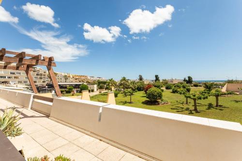 Elle comprend un balcon offrant une vue sur un parc. dans l'établissement Emeraude Port Nature, au Cap d'Agde