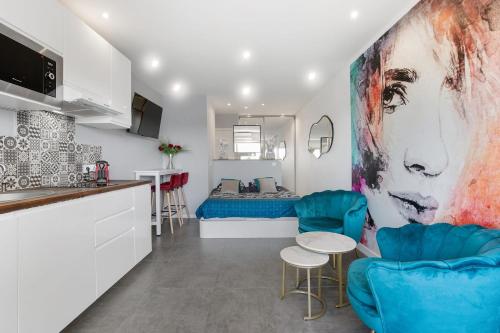 une cuisine et une chambre avec un lit dans une pièce dans l'établissement Blue moon Heliopolis, au Cap d'Agde