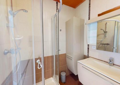 une salle de bain avec une douche, des toilettes et un lavabo dans l'établissement LILAS - Appartement pour 4 à proximité des commerces, à Capbreton