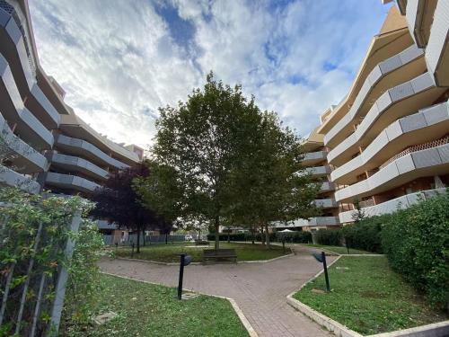 een park voor een gebouw met een boom bij Totò's GreenVillage in Monterotondo