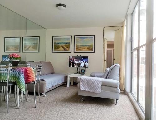 a living room with a couch and a table at Suite con lunas y Sol del Río Amazonas, por Reforma 222 in Mexico City