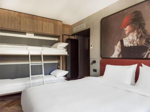 Postel nebo postele na pokoji v ubytování Radisson RED Oslo City Centre