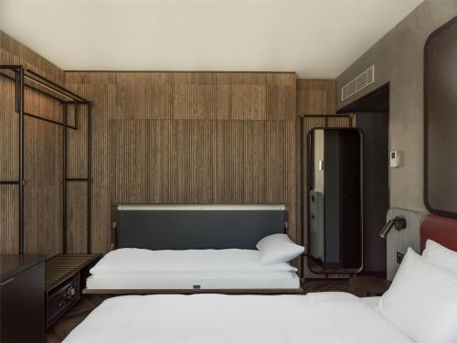 Cama o camas de una habitación en Radisson RED Oslo City Centre, A Verified Net Zero Hotel