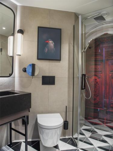 Un baño de Radisson RED Oslo City Centre, A Verified Net Zero Hotel