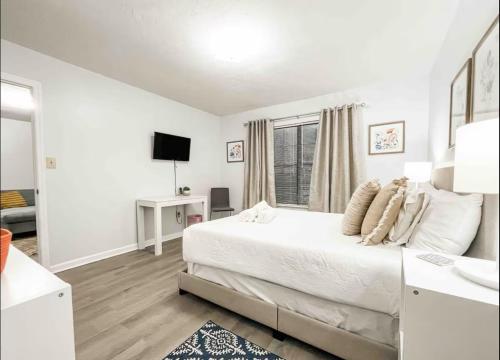 Postel nebo postele na pokoji v ubytování Hillside townhome