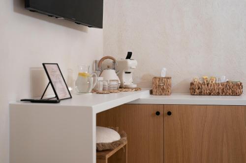 blat kuchenny z białym blatem i znajdującymi się na nim przedmiotami w obiekcie Dimore Pignatelli Apulian Suite w mieście Fasano