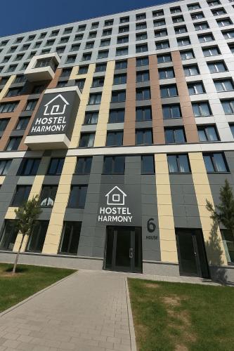 een gebouw met de naam van een ziekenhuis bij Hostel Harmony in Zhezdi