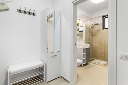 ナボダリにあるLago Retreat Apartamentのトイレと洗面台を備えた白いバスルーム