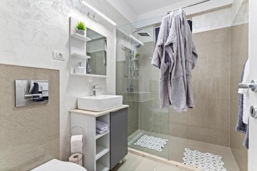 ナボダリにあるLago Retreat Apartamentの小さなバスルーム(シンク、シャワー付)