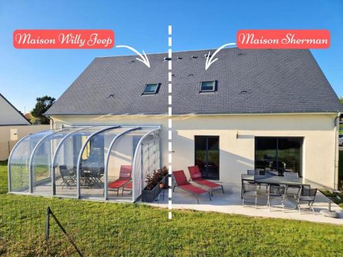 une maison avec une maison en verre avec des chaises et une table dans l'établissement Sherman & Willy Jeep - 2 Maisons de vacances, 4min à pied de la plage - Parking privé - Wifi gratuit - Terrasse - Calme, à Saint-Côme-de-Fresné