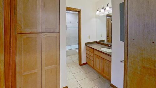 スノーマス・ビレッジにあるCrestwood 3103 Deluxe 2 Bedroomの洗面台、トイレ、鏡のあるバスルーム