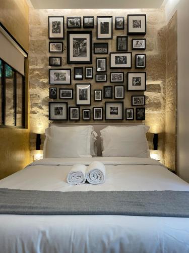 une chambre avec un lit avec deux serviettes dessus dans l'établissement Cozy Loft Montmartre Place des Abbesses Sacré Cœur, à Paris