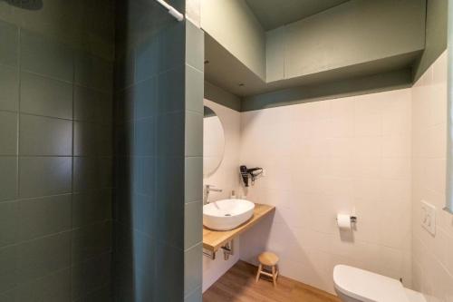 un bagno con lavandino e WC di A Due Passi dal Mare Stanza N3 a Porto Ercole