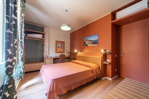 una camera da letto con un letto e una scrivania di A Due Passi dal Mare Stanza N3 a Porto Ercole