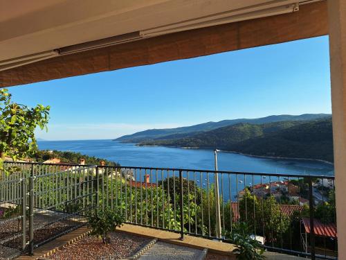 Studio Apartment Đuli Rabac with private hot tub and free parking