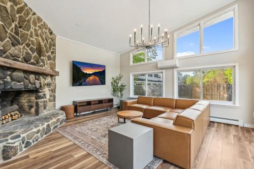 a living room with a couch and a fireplace at Inn 32 in North Woodstock