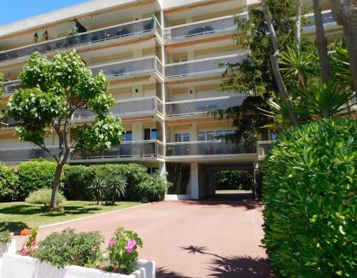 Juan les Pins Vitoria grand 2P calme parking