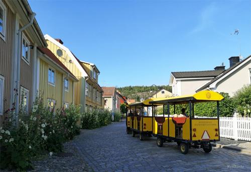 a small yellow train on a cobblestone street at Madickenhuset in Söderköping