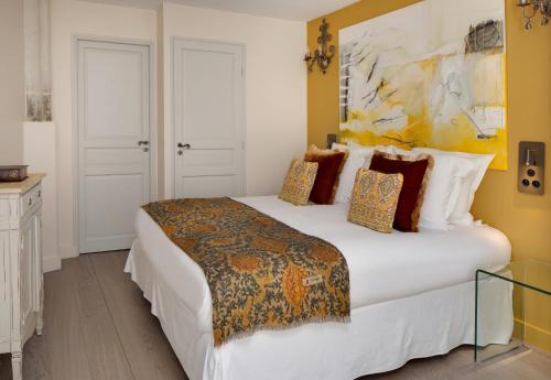 Postel nebo postele na pokoji v ubytování La Maison des Augustins 4 stars Spa et Fitness