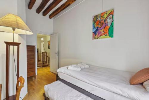 Photo de la galerie de l'établissement Marais Historical Center Parisian Apartment 3BR Ouvert, à Paris