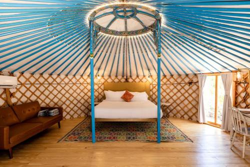 Ένα ή περισσότερα κρεβάτια σε δωμάτιο στο Secluded Yurt for a Romantic Getaway in Dripping Springs, Texas