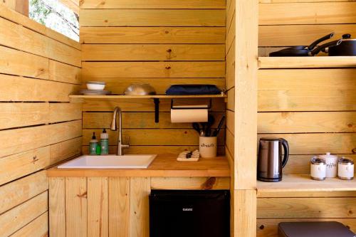 Παροχές για τσάι/καφέ στο Secluded Yurt for a Romantic Getaway in Dripping Springs, Texas