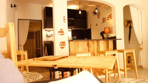 Il comprend une cuisine et une salle à manger avec une table en bois. dans l'établissement Suite Ananda, Citadelle de Bastia, à Bastia