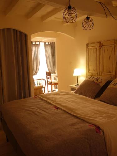 une chambre avec un grand lit et une fenêtre dans l'établissement Suite Ananda, Citadelle de Bastia, à Bastia