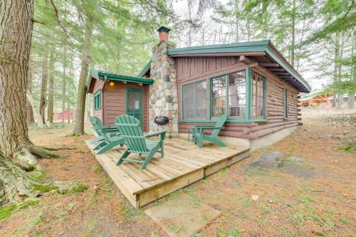 Κήπος έξω από το Steps to Beach Lake Cabin Retreat in Levering!
