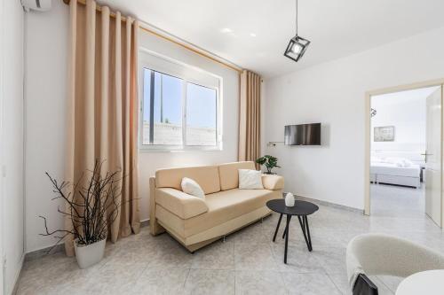 Modern Home with Wifi and Beach Access Golem by PikHost