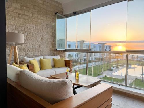 Un lugar para sentarse en Sea View Apartment & Swimming Pool
