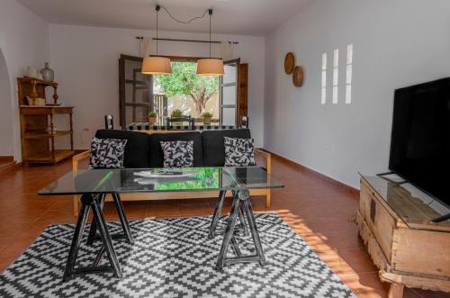 a living room with a glass table and a couch at Casa El Tomillo in San José