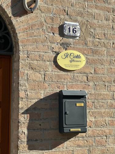基亚拉瓦莱Affittacamere Il Cortile的砖墙边的邮箱