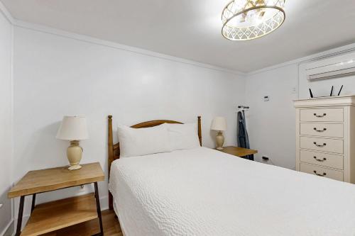 Una cama o camas en una habitación de Georgianne Suite Six
