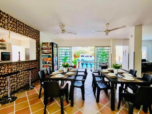 una sala da pranzo con tavolo e sedie di Exclusiva Casa de Lujo Escape en el Caribe a Santa Marta
