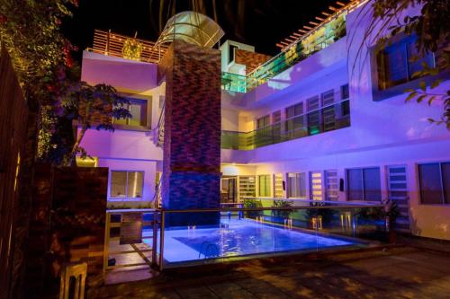 una casa con una piscina di fronte di Exclusiva Casa de Lujo Escape en el Caribe a Santa Marta