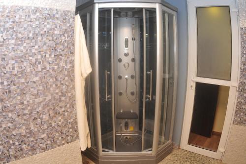 una doccia in un bagno con una porta in vetro di Royal Penguin Boutique Hotel & Spa a Kathmandu