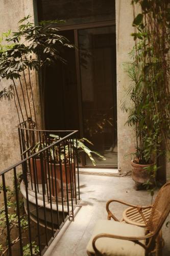 a porch with two chairs and a door with plants at Guest Rooms Jardín Prim in Mexico City