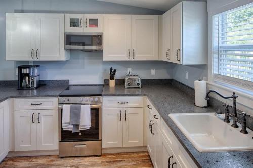 Kuchyň nebo kuchyňský kout v ubytování Quaint Cottage with Private Pool-Walk to Everything