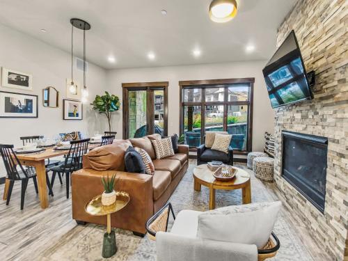 een woonkamer met een bank en een open haard bij Blackstone 106 by SkyRun Park City in Park City